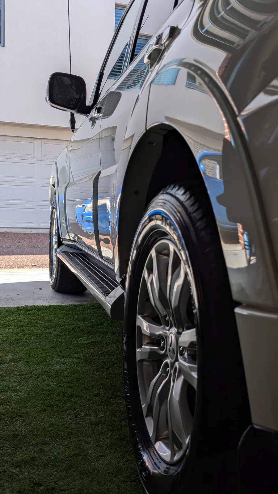 Mitsubishi Pajero 4WD paint and wheel after a detail